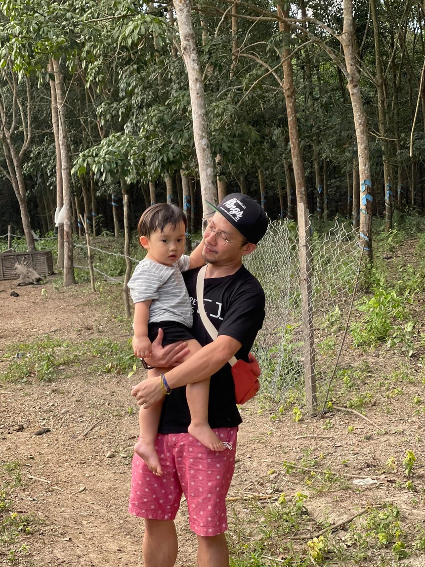 Cuộc sống hiện tại của rapper Tiến Đạt: Ngoại hình 'lão hoá ngược', đã chuyển nghề và chuẩn bị đón con thứ 2 - Ảnh 7. Cuộc sống hiện tại của rapper Tiến Đạt: Ngoại hình 'lão hoá ngược', đã chuyển nghề và chuẩn bị đón con thứ 2 - Ảnh 7.