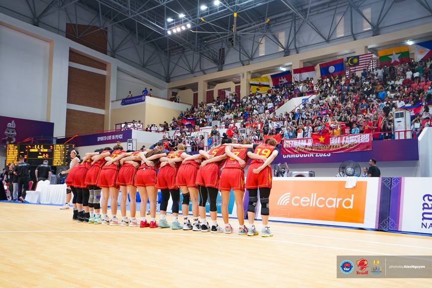 CĐV Việt Nam 'biến sân khách thành sân nhà', cổ vũ cực cháy cho ĐT bóng rổ nữ Việt Nam - Ảnh 9. CĐV Việt Nam 'biến sân khách thành sân nhà', cổ vũ cực cháy cho ĐT bóng rổ nữ Việt Nam - Ảnh 9.