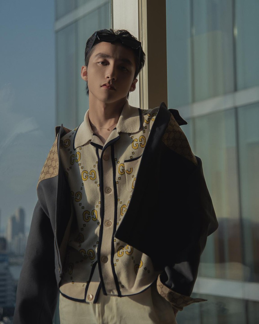 Sơn Tùng tự tung ảnh trên máy bay: Ngồi khoang thương gia, visual khác gì so với lần bị tóm diện 'quần ngủ' xếp hàng? - Ảnh 4.