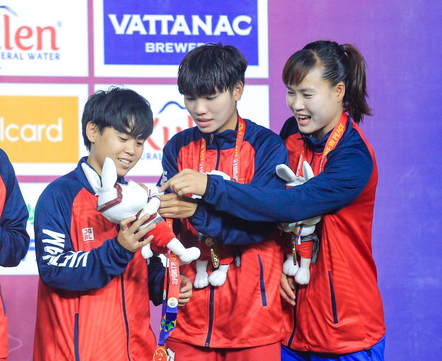 Khoảnh khắc ăn mừng bình dị của những người hùng tuyển nữ Việt Nam khi tạo nên kỳ tích - Ảnh 9. Khoảnh khắc ăn mừng bình dị của những người hùng tuyển nữ Việt Nam khi tạo nên kỳ tích - Ảnh 9.