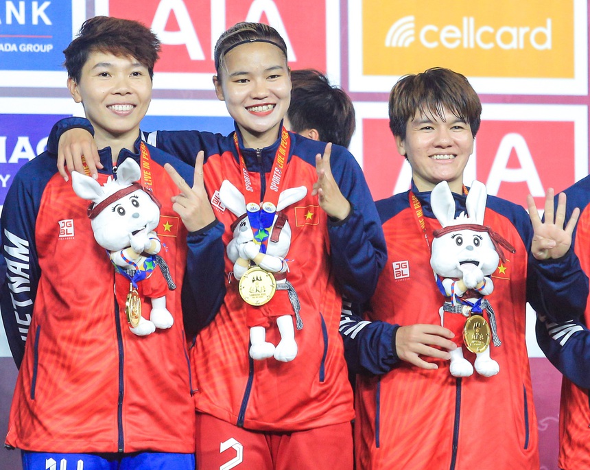 Khoảnh khắc ăn mừng bình dị của những người hùng tuyển nữ Việt Nam khi tạo nên kỳ tích - Ảnh 10. Khoảnh khắc ăn mừng bình dị của những người hùng tuyển nữ Việt Nam khi tạo nên kỳ tích - Ảnh 10.