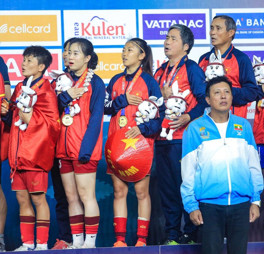 Khoảnh khắc ăn mừng bình dị của những người hùng tuyển nữ Việt Nam khi tạo nên kỳ tích - Ảnh 1. Khoảnh khắc ăn mừng bình dị của những người hùng tuyển nữ Việt Nam khi tạo nên kỳ tích - Ảnh 1.