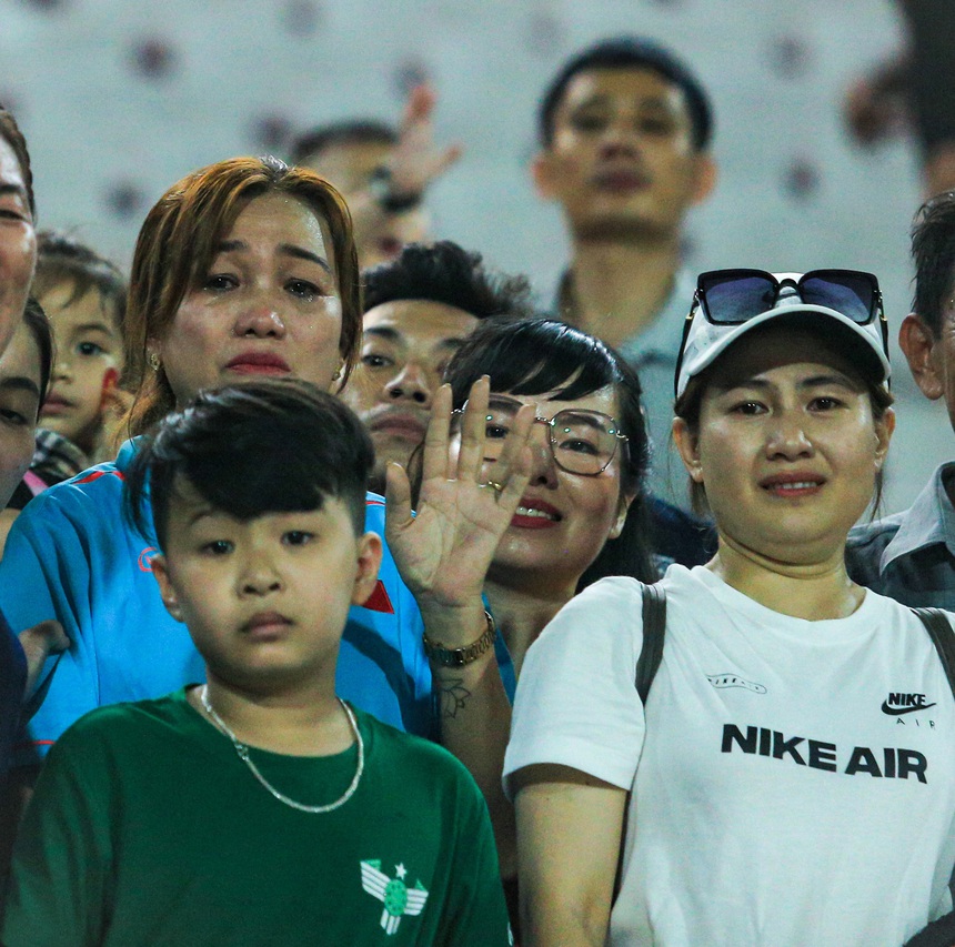 Mẹ Huỳnh Như nước mắt trên khán đài sau khi chứng kiến con gái và tuyển Việt Nam giành HCV - Ảnh 2.