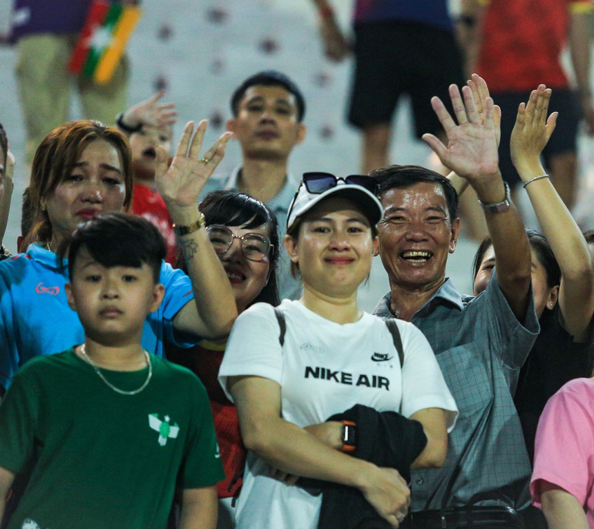 Mẹ Huỳnh Như nước mắt trên khán đài sau khi chứng kiến con gái và tuyển Việt Nam giành HCV - Ảnh 4.