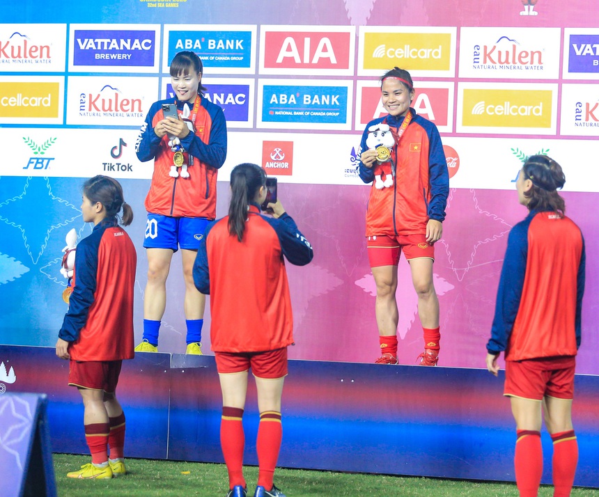 Khoảnh khắc ăn mừng bình dị của những người hùng tuyển nữ Việt Nam khi tạo nên kỳ tích - Ảnh 2. Khoảnh khắc ăn mừng bình dị của những người hùng tuyển nữ Việt Nam khi tạo nên kỳ tích - Ảnh 2.