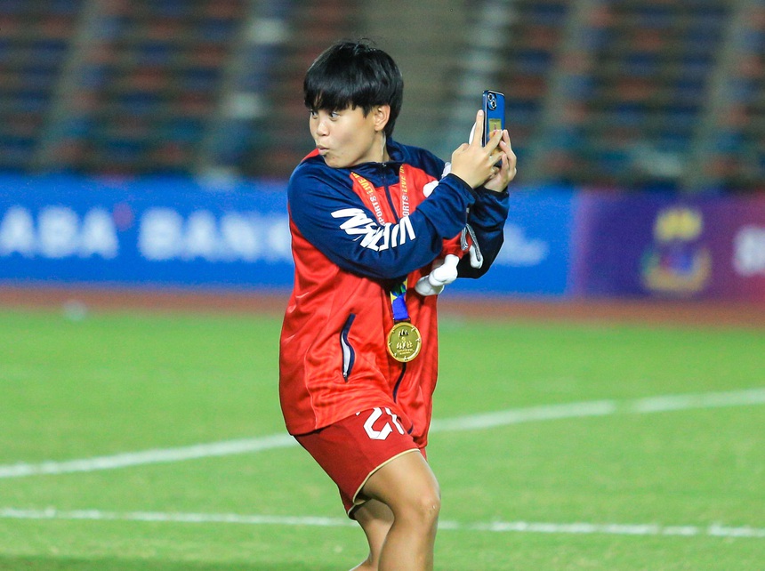 Khoảnh khắc ăn mừng bình dị của những người hùng tuyển nữ Việt Nam khi tạo nên kỳ tích - Ảnh 4. Khoảnh khắc ăn mừng bình dị của những người hùng tuyển nữ Việt Nam khi tạo nên kỳ tích - Ảnh 4.