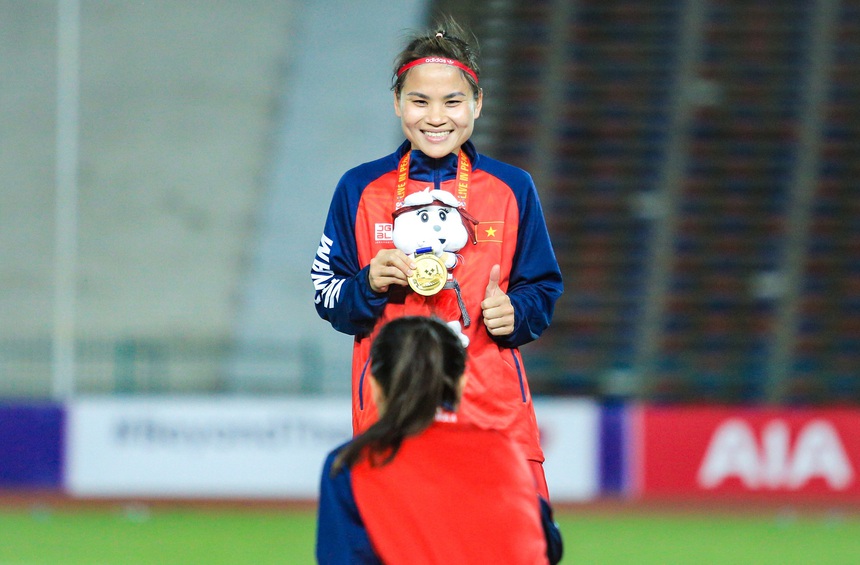 Khoảnh khắc ăn mừng bình dị của những người hùng tuyển nữ Việt Nam khi tạo nên kỳ tích - Ảnh 3. Khoảnh khắc ăn mừng bình dị của những người hùng tuyển nữ Việt Nam khi tạo nên kỳ tích - Ảnh 3.