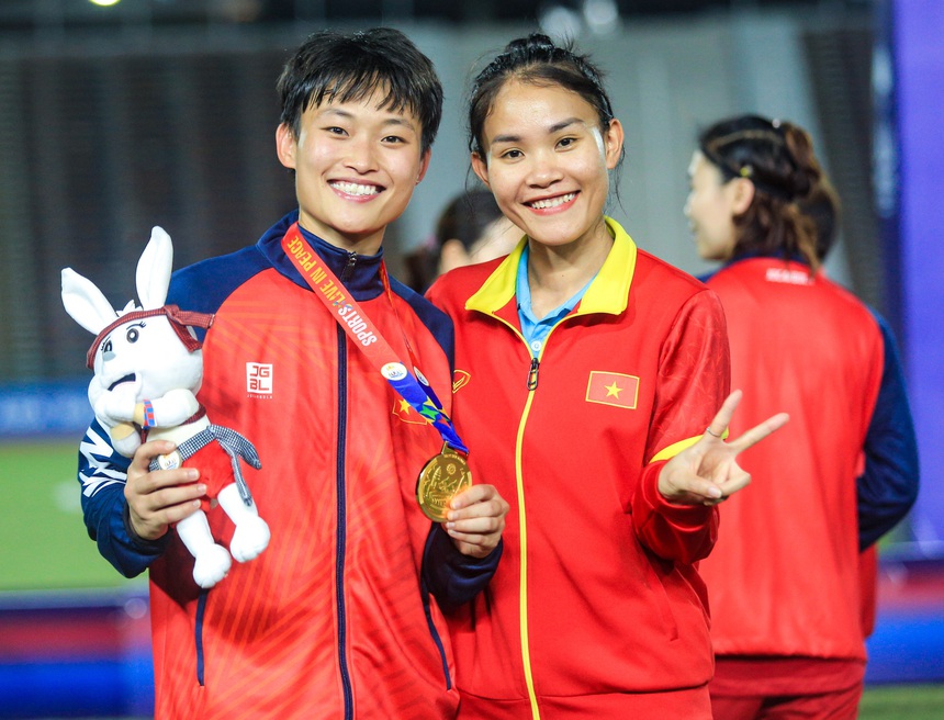 Khoảnh khắc ăn mừng bình dị của những người hùng tuyển nữ Việt Nam khi tạo nên kỳ tích - Ảnh 11. Khoảnh khắc ăn mừng bình dị của những người hùng tuyển nữ Việt Nam khi tạo nên kỳ tích - Ảnh 11.