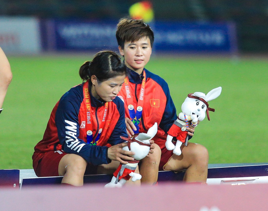 Khoảnh khắc ăn mừng bình dị của những người hùng tuyển nữ Việt Nam khi tạo nên kỳ tích - Ảnh 6. Khoảnh khắc ăn mừng bình dị của những người hùng tuyển nữ Việt Nam khi tạo nên kỳ tích - Ảnh 6.