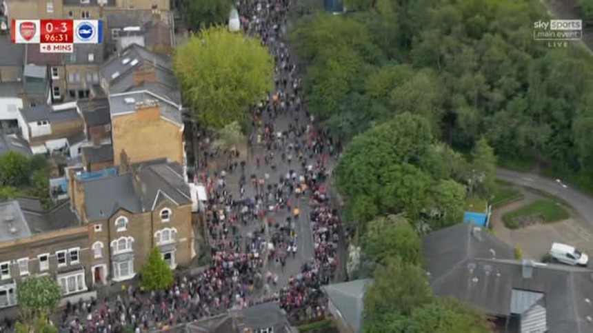 Người hâm mộ Arsenal thất vọng bỏ về sớm, bị CĐV đối thủ cà khịa 'Đi diễu hành chức vô địch nào thế?' - Ảnh 2.