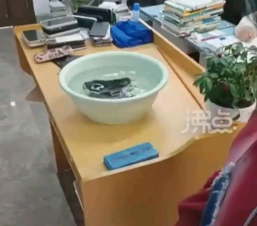 Giáo viên bắt học sinh ngâm 20 điện thoại trong chậu nước vì vi phạm nội quy, dấy lên tranh cãi “thầy cô có quyền hay không”? - Ảnh 2.