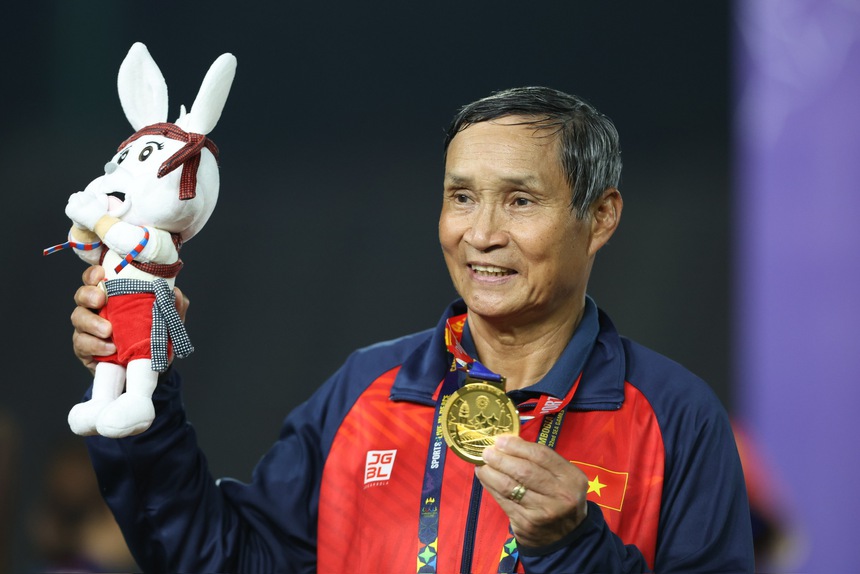 HLV Mai Đức Chung đi vào lịch sử, xứng đáng là huyền thoại sống của bóng đá Việt - Ảnh 2.