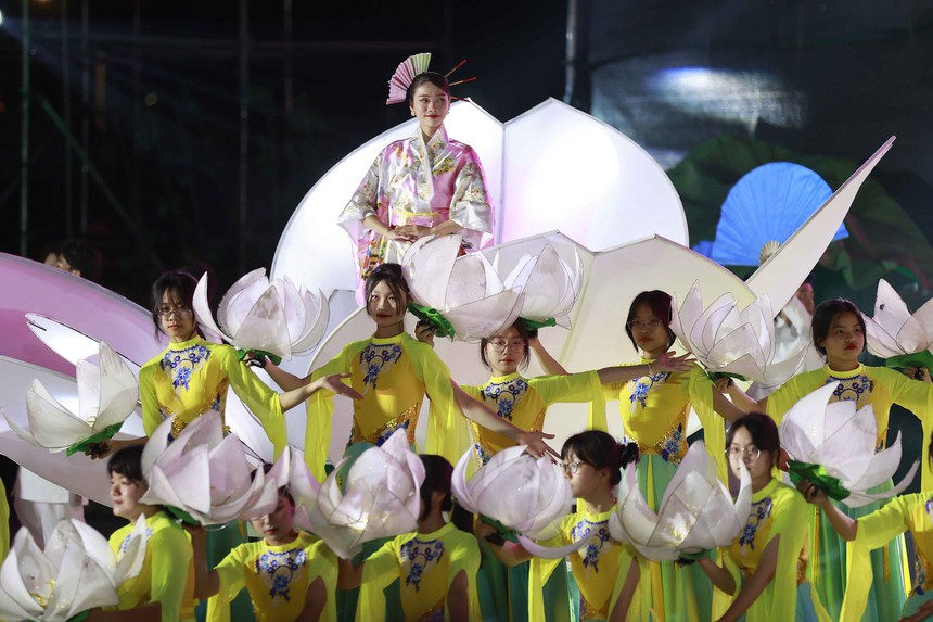 Chủ tịch Quốc hội Vương Đình Huệ trao quyết định công nhận hai bảo vật quốc gia cho tỉnh Hà Nam - Ảnh 4.