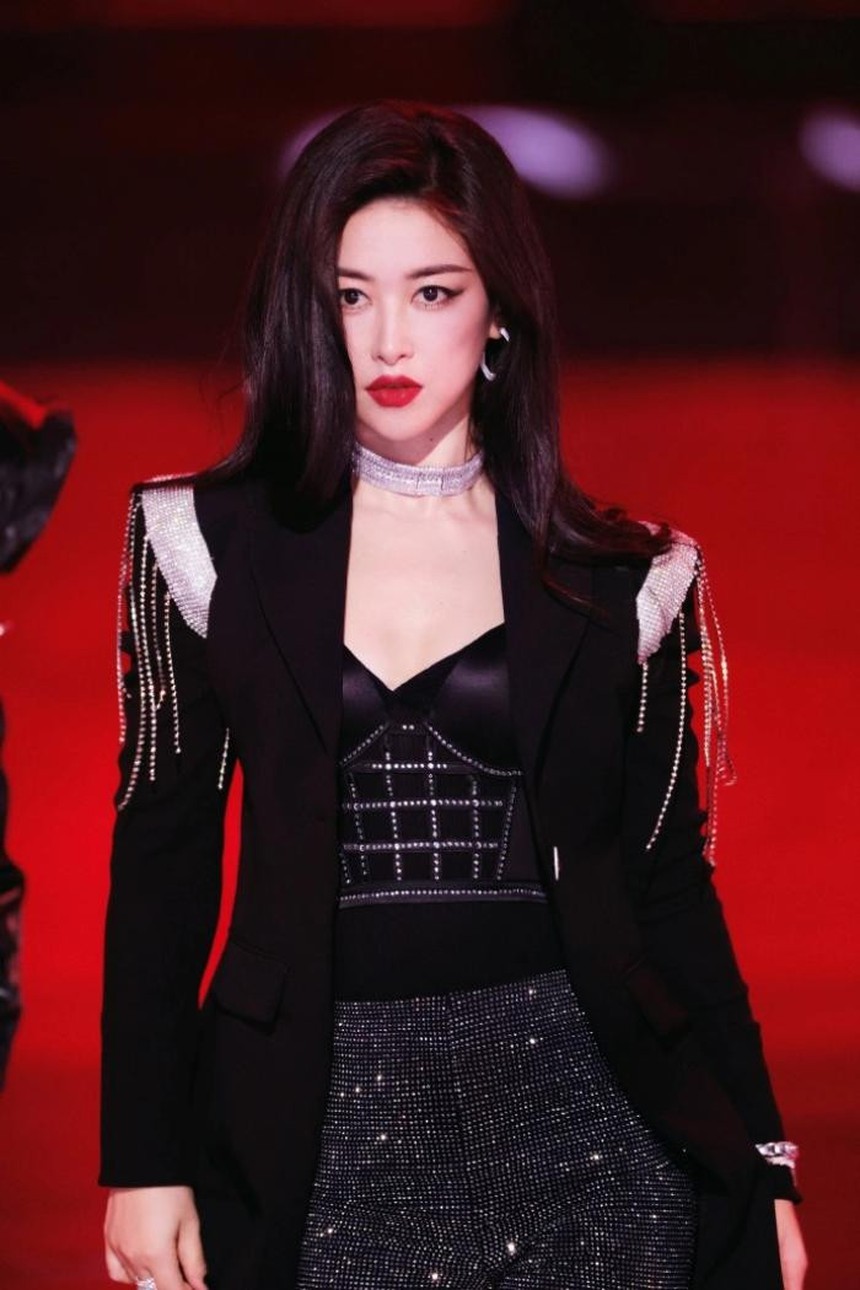 Màn trình diễn của đội Amber tại show Đạp Gió được đầu tư sân khấu quá khủng, giọng hát tốt hơn team Chi Pu? - Ảnh 8. Màn trình diễn của đội Amber tại show Đạp Gió được đầu tư sân khấu quá khủng, giọng hát tốt hơn team Chi Pu? - Ảnh 8.