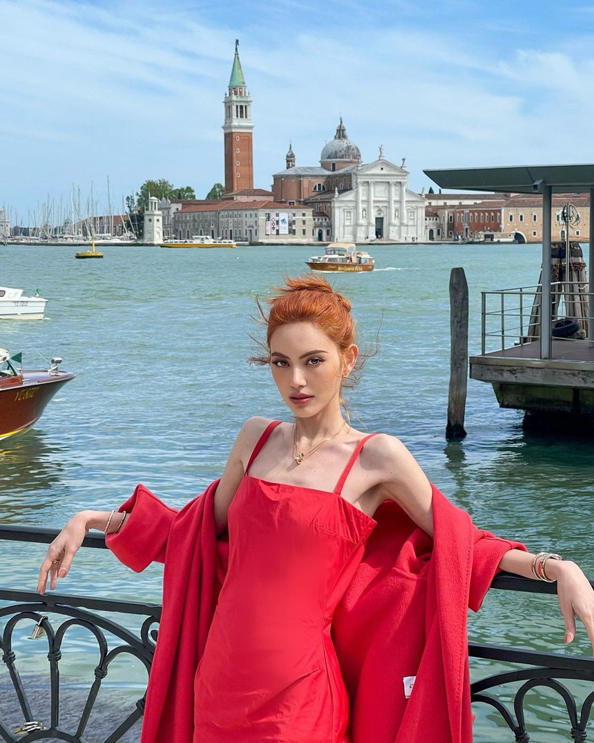 Sao nữ hạng A khiến netizen “rần rần” khi khoe eo thon giữa trời Tây, nhìn lướt qua mà cứ ngỡ Lisa (BLACKPINK) - Ảnh 7.