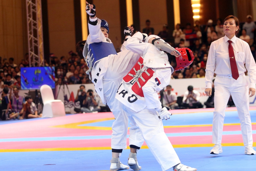 'Nữ thần' võ thuật Campuchia tiếp tục gây sốt, giành HCV SEA Games theo cách 'lạ' - Ảnh 2.