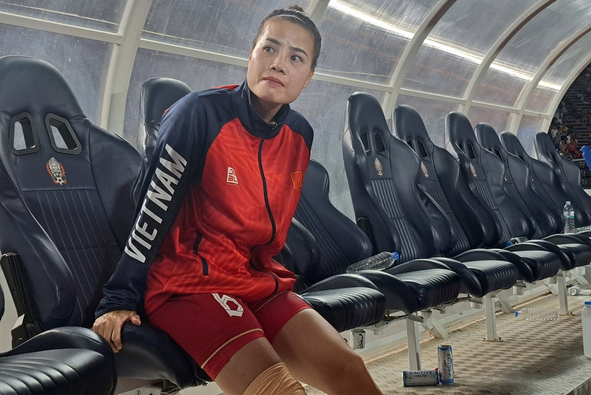 Xót xa cảnh cầu thủ Việt Nam lặng lẽ nhìn đồng đội ăn mừng, phải nhờ người dìu lên bục nhận huy chương - Ảnh 1.