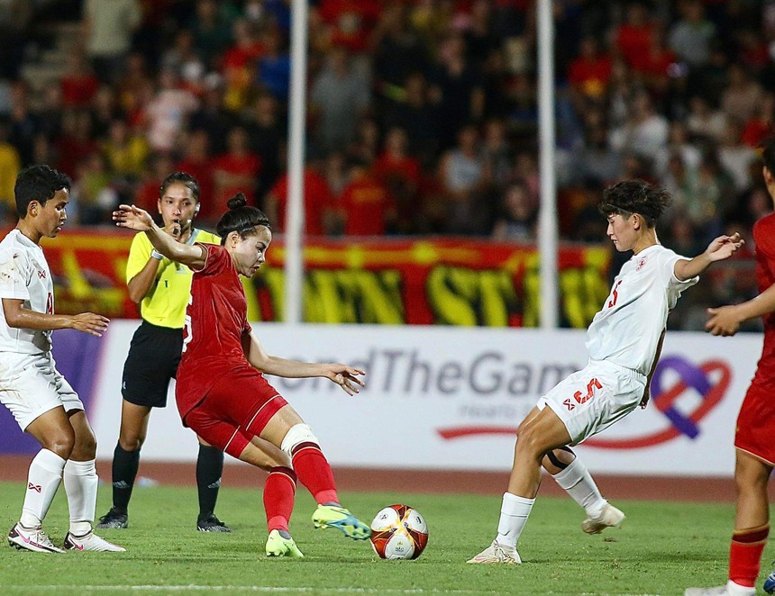 Cầu thủ nữ Việt Nam ôm mặt khóc vì chấn thương, được đưa đi cấp cứu ngay trong trận chung kết SEA Games 32 gặp Myanmar - Ảnh 9.