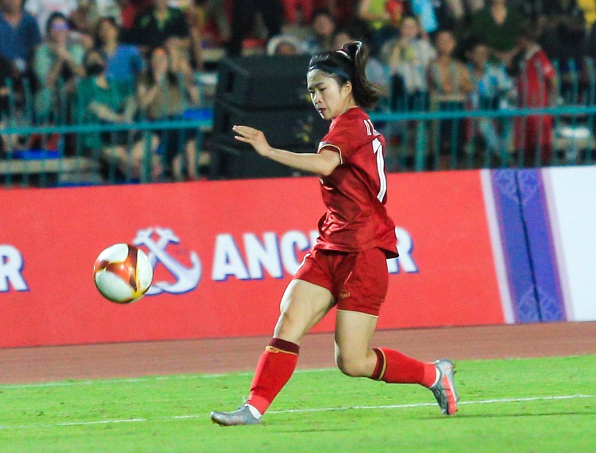 Hot girl Thanh Nhã ghi siêu phẩm 'sấm sét' khiến CĐV Việt Nam vỡ òa, tuyển nữ Việt Nam cầm chắc HCV SEA Games 32 - Ảnh 1.