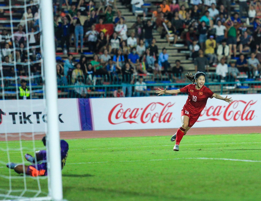 Hot girl Thanh Nhã ghi siêu phẩm 'sấm sét' khiến CĐV Việt Nam vỡ òa, tuyển nữ Việt Nam cầm chắc HCV SEA Games 32 - Ảnh 2.