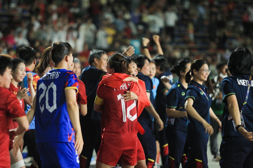 ĐT nữ Việt Nam ăn mừng cuồng nhiệt khi tạo nên kỉ lục 'vô tiền khoáng hậu' tại SEA Games 32 - Ảnh 7. ĐT nữ Việt Nam ăn mừng cuồng nhiệt khi tạo nên kỉ lục 'vô tiền khoáng hậu' tại SEA Games 32 - Ảnh 7.