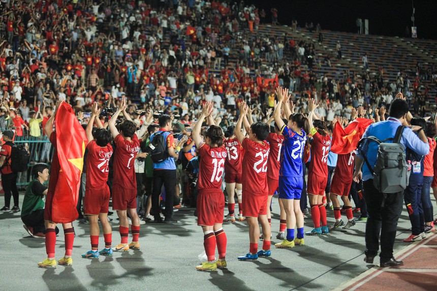 ĐT nữ Việt Nam ăn mừng cuồng nhiệt khi tạo nên kỉ lục 'vô tiền khoáng hậu' tại SEA Games 32 - Ảnh 10. ĐT nữ Việt Nam ăn mừng cuồng nhiệt khi tạo nên kỉ lục 'vô tiền khoáng hậu' tại SEA Games 32 - Ảnh 10.