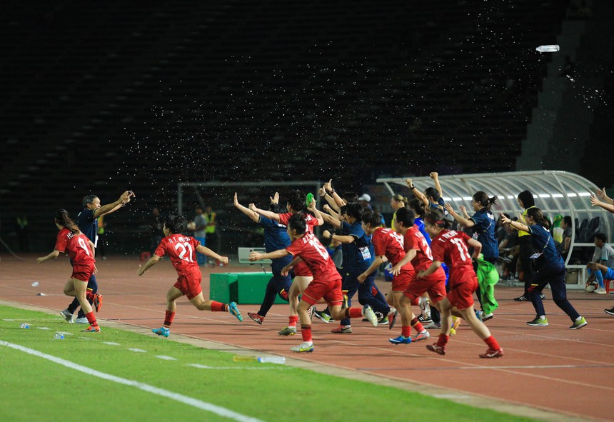 ĐT nữ Việt Nam ăn mừng cuồng nhiệt khi tạo nên kỉ lục 'vô tiền khoáng hậu' tại SEA Games 32 - Ảnh 2. ĐT nữ Việt Nam ăn mừng cuồng nhiệt khi tạo nên kỉ lục 'vô tiền khoáng hậu' tại SEA Games 32 - Ảnh 2.
