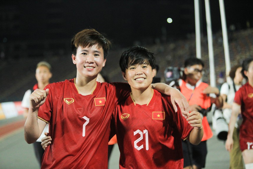 ĐT nữ Việt Nam ăn mừng cuồng nhiệt khi tạo nên kỉ lục 'vô tiền khoáng hậu' tại SEA Games 32 - Ảnh 9. ĐT nữ Việt Nam ăn mừng cuồng nhiệt khi tạo nên kỉ lục 'vô tiền khoáng hậu' tại SEA Games 32 - Ảnh 9.