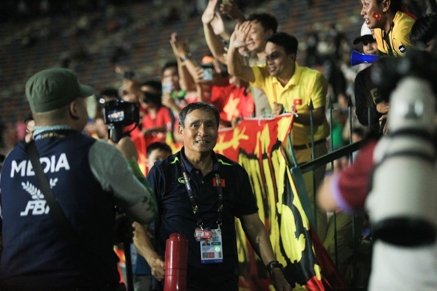 ĐT nữ Việt Nam ăn mừng cuồng nhiệt khi tạo nên kỉ lục 'vô tiền khoáng hậu' tại SEA Games 32 - Ảnh 13. ĐT nữ Việt Nam ăn mừng cuồng nhiệt khi tạo nên kỉ lục 'vô tiền khoáng hậu' tại SEA Games 32 - Ảnh 13.