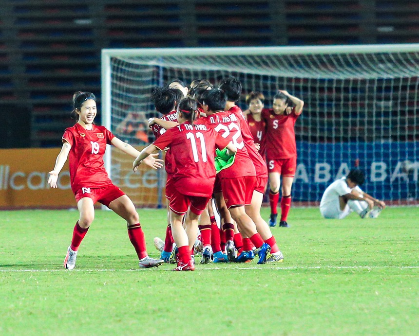 ĐT nữ Việt Nam ăn mừng cuồng nhiệt khi tạo nên kỉ lục 'vô tiền khoáng hậu' tại SEA Games 32 - Ảnh 1. ĐT nữ Việt Nam ăn mừng cuồng nhiệt khi tạo nên kỉ lục 'vô tiền khoáng hậu' tại SEA Games 32 - Ảnh 1.