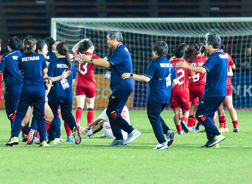 ĐT nữ Việt Nam ăn mừng cuồng nhiệt khi tạo nên kỉ lục 'vô tiền khoáng hậu' tại SEA Games 32 - Ảnh 4. ĐT nữ Việt Nam ăn mừng cuồng nhiệt khi tạo nên kỉ lục 'vô tiền khoáng hậu' tại SEA Games 32 - Ảnh 4.