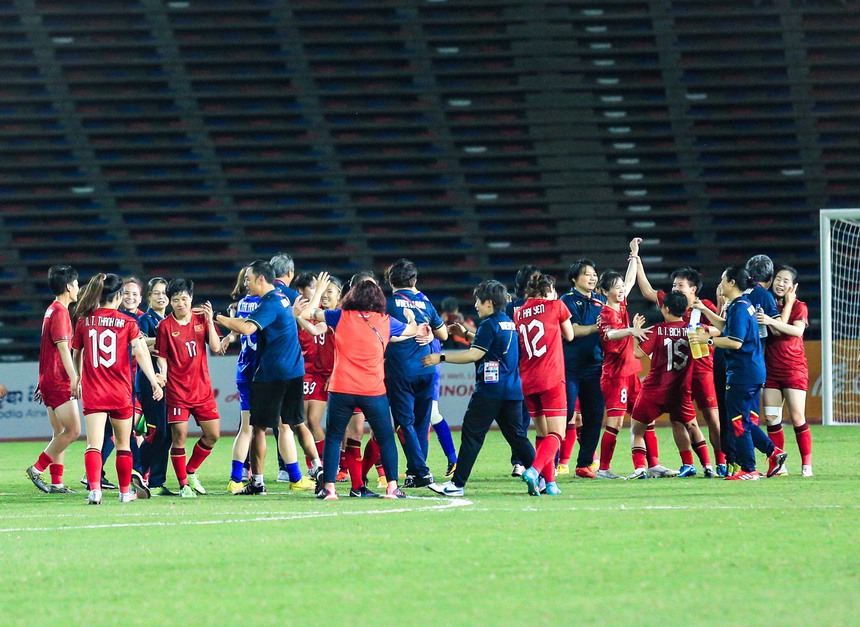 ĐT nữ Việt Nam ăn mừng cuồng nhiệt khi tạo nên kỉ lục 'vô tiền khoáng hậu' tại SEA Games 32 - Ảnh 3. ĐT nữ Việt Nam ăn mừng cuồng nhiệt khi tạo nên kỉ lục 'vô tiền khoáng hậu' tại SEA Games 32 - Ảnh 3.