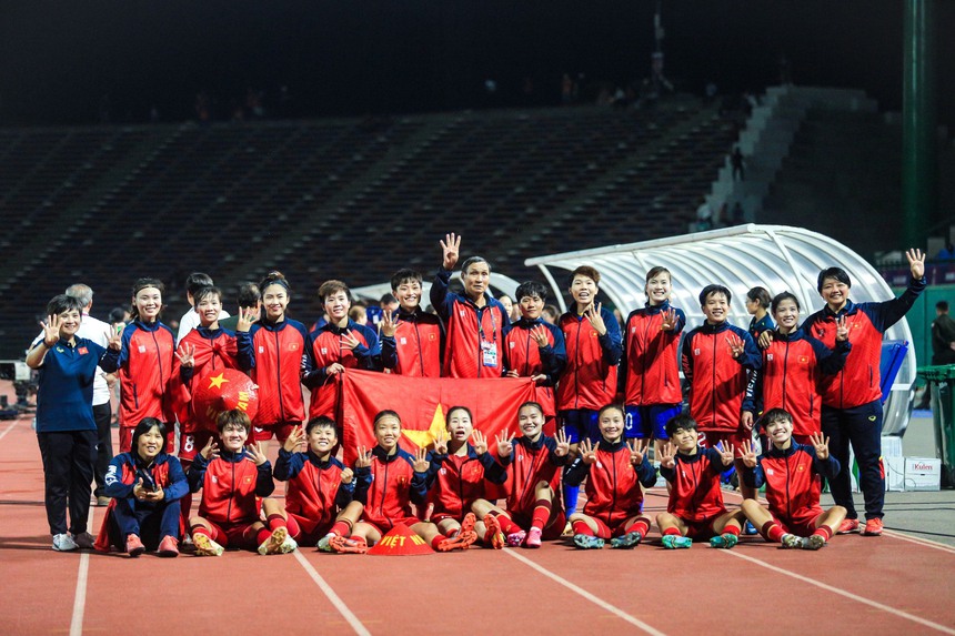 Hot girl Hoàng Thị Loan xúc động khi vô địch SEA Games: 'Đây có thể là lần cuối bác Chung dẫn dắt ĐT nữ Việt Nam' - Ảnh 2.