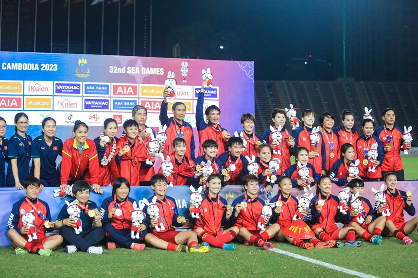 Hot girl Hoàng Thị Loan xúc động khi vô địch SEA Games: 'Đây có thể là lần cuối bác Chung dẫn dắt ĐT nữ Việt Nam' - Ảnh 3.