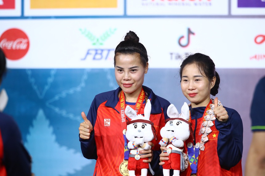 Xót xa cảnh cầu thủ Việt Nam lặng lẽ nhìn đồng đội ăn mừng, phải nhờ người dìu lên bục nhận huy chương - Ảnh 5.