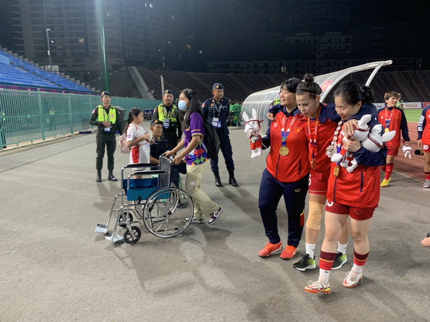 Xót xa cảnh cầu thủ Việt Nam lặng lẽ nhìn đồng đội ăn mừng, phải nhờ người dìu lên bục nhận huy chương - Ảnh 2.