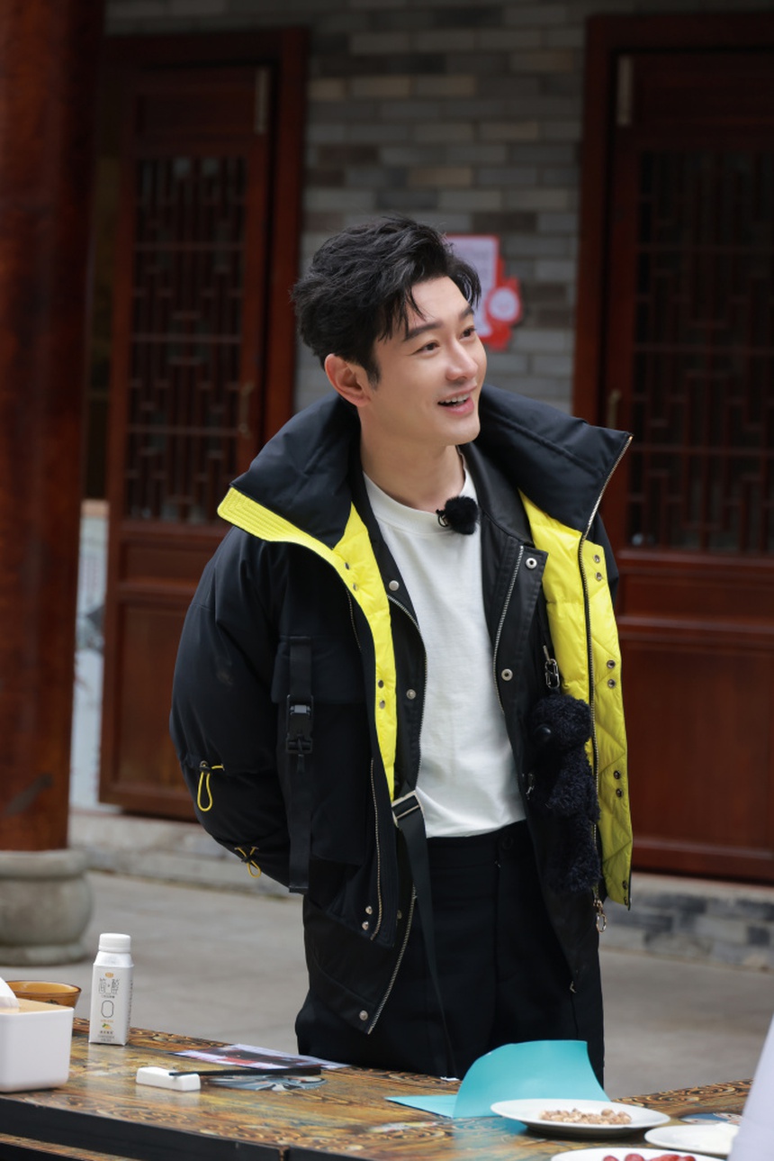 Soi 'ông chú' Huỳnh Hiểu Minh qua cam thường: Nhan sắc chuẩn nam thần, còn có hành động quá ga lăng với dàn Đạp gió - Ảnh 8.