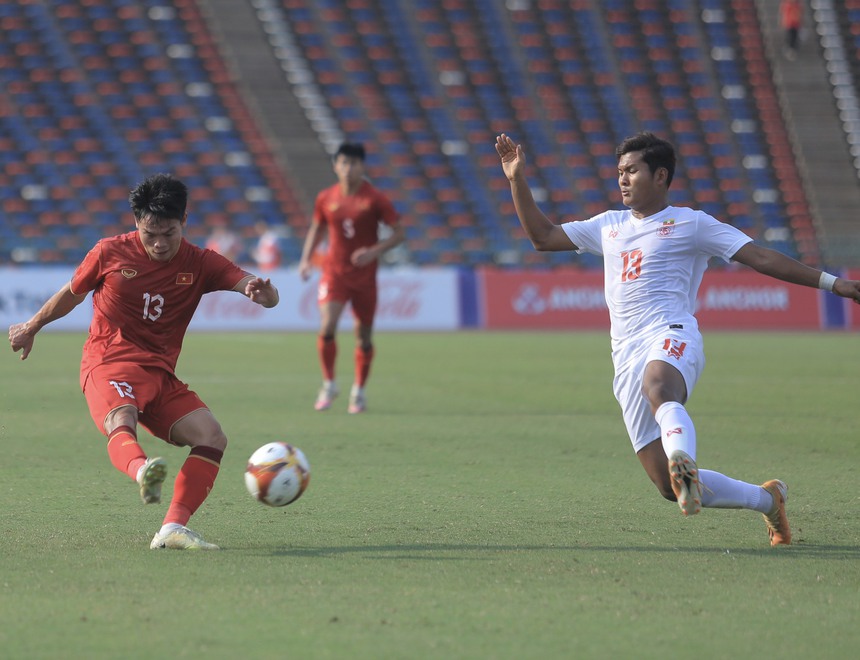 HLV Troussier ứng biến tài tình, người hùng bất ngờ xuất hiện, U22 Việt Nam chơi trận hay nhất giải để giành HCĐ SEA Games - Ảnh 5. HLV Troussier ứng biến tài tình, người hùng bất ngờ xuất hiện, U22 Việt Nam chơi trận hay nhất giải để giành HCĐ SEA Games - Ảnh 5.