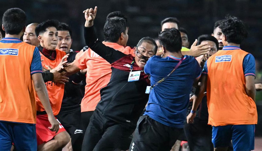 Báo Indonesia đòi FIFA và AFC trừng phạt Thái Lan sau màn ẩu đả kinh hoàng ở chung kết SEA Games - Ảnh 2.