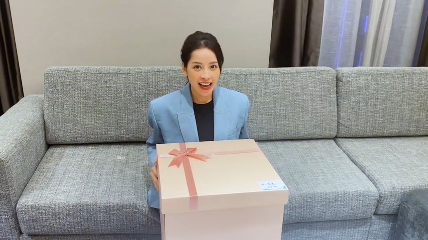 Chi Pu 'bóc quà' được Huỳnh Hiểu Minh tặng, 'nam thần' Trung Quốc chu đáo cỡ nào? - Ảnh 2.