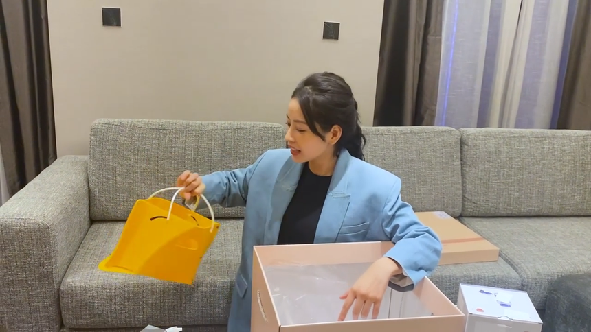 Chi Pu 'bóc quà' được Huỳnh Hiểu Minh tặng, 'nam thần' Trung Quốc chu đáo cỡ nào? - Ảnh 7.