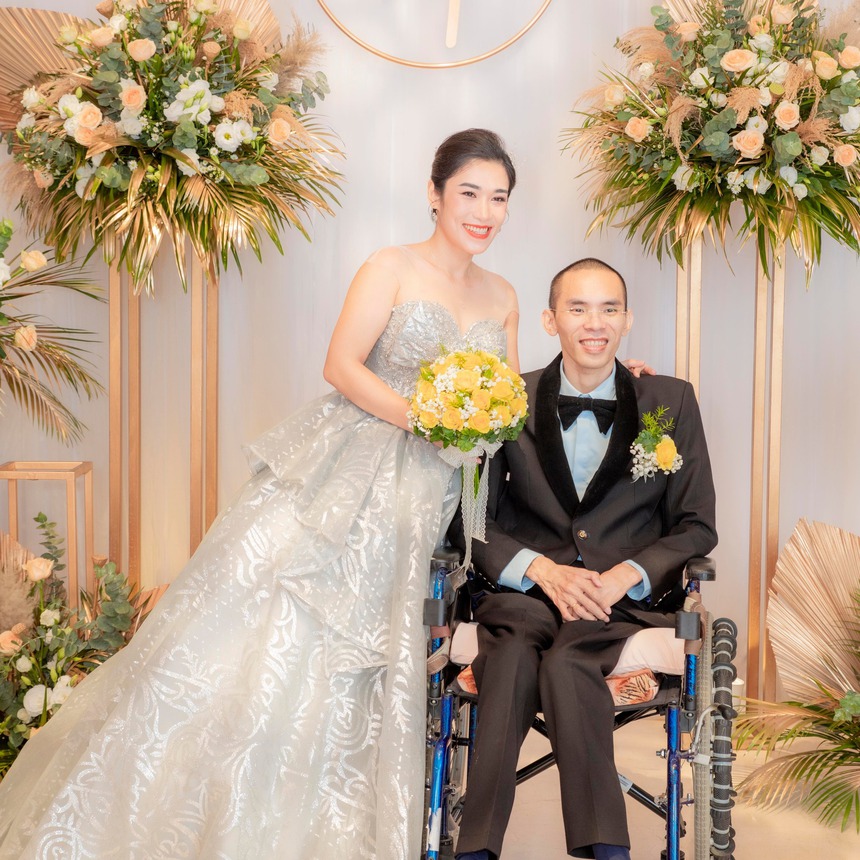 Người đẹp Bến Tre và chàng trai liệt tứ chi làm đám cưới cổ tích, kết trái ngọt tình yêu sau 5 năm bên nhau - Ảnh 2. Người đẹp Bến Tre và chàng trai liệt tứ chi làm đám cưới cổ tích, kết trái ngọt tình yêu sau 5 năm bên nhau - Ảnh 2.