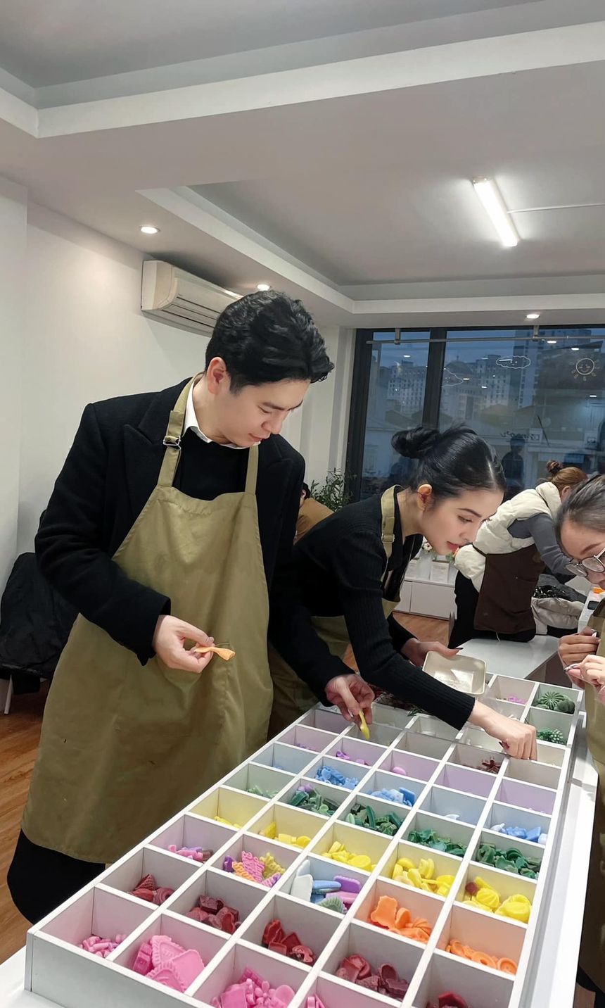 Ông xã kém 4 tuổi của Mai Hồ "giữ" vợ: Muốn vợ đăng ảnh phải tag chồng, luôn có một hành động tinh tế “đánh dấu chủ quyền” - Ảnh 6.