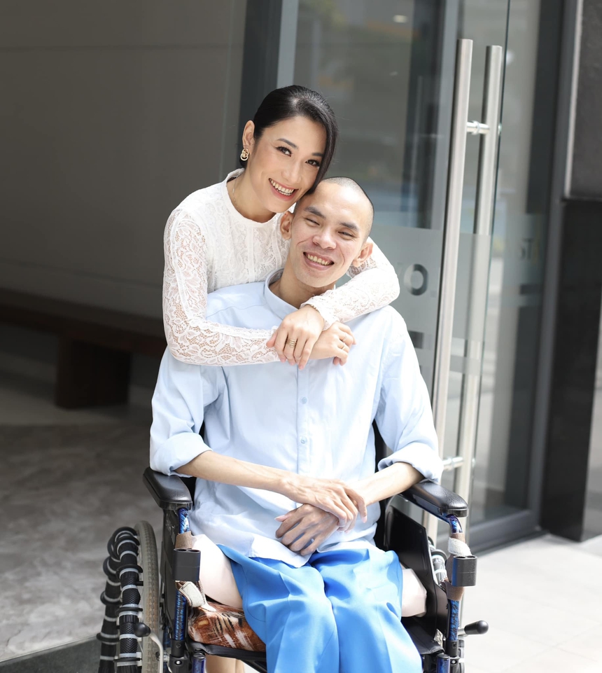 Người đẹp Bến Tre và chàng trai liệt tứ chi làm đám cưới cổ tích, kết trái ngọt tình yêu sau 5 năm bên nhau - Ảnh 1. Người đẹp Bến Tre và chàng trai liệt tứ chi làm đám cưới cổ tích, kết trái ngọt tình yêu sau 5 năm bên nhau - Ảnh 1.