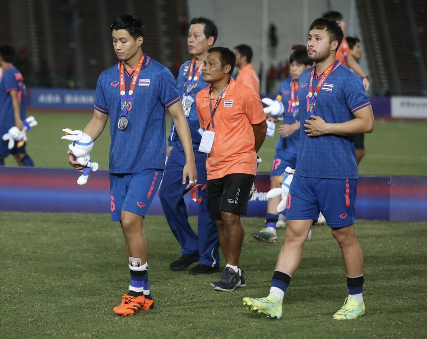 Cầu thủ U22 Thái Lan thất thần sau trận chung kết 7 thẻ đỏ, tạo ra bức ảnh kỷ niệm buồn nhất SEA Games 32 - Ảnh 7.