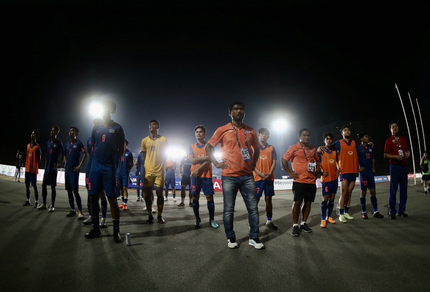 Cầu thủ U22 Thái Lan thất thần sau trận chung kết 7 thẻ đỏ, tạo ra bức ảnh kỷ niệm buồn nhất SEA Games 32 - Ảnh 2.