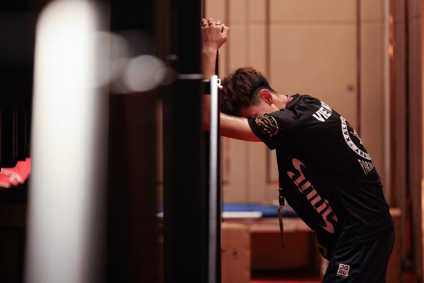 Võ sĩ Việt lặng lẽ bước ra phía sau, một mình gục khóc nức nở khi để tuột HCV SEA Games vào tay đối thủ chủ nhà - Ảnh 1. Võ sĩ Việt lặng lẽ bước ra phía sau, một mình gục khóc nức nở khi để tuột HCV SEA Games vào tay đối thủ chủ nhà - Ảnh 1.