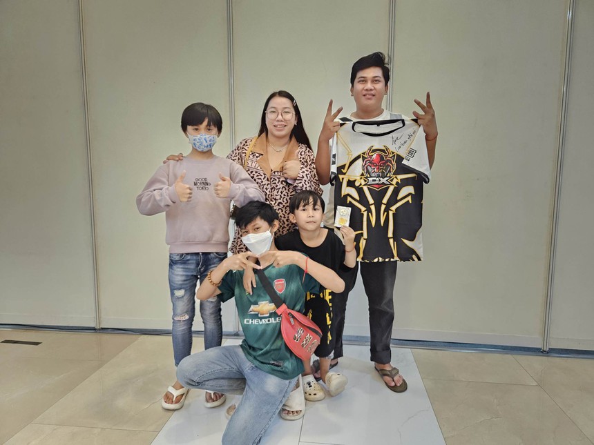 'Đu idol' thành công nhất SEA Games, 'fan 20 năm' của D'Xavier nhận được quà bất ngờ! - Ảnh 4.