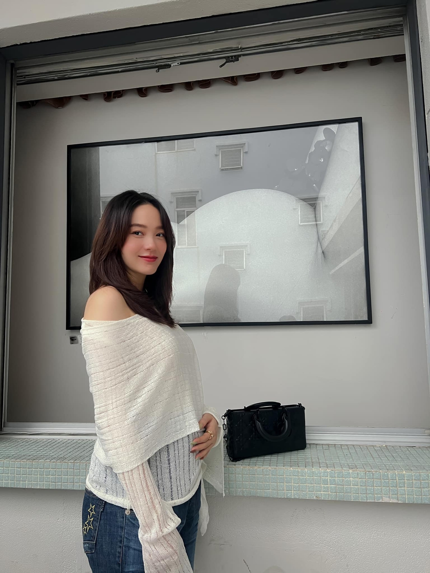 Mẹ bầu đẹp nhất nhì Vbiz gọi tên Minh Hằng: Bụng to vượt mặt nhưng visual vẫn nét căng thế này - Ảnh 1. Mẹ bầu đẹp nhất nhì Vbiz gọi tên Minh Hằng: Bụng to vượt mặt nhưng visual vẫn nét căng thế này - Ảnh 1.