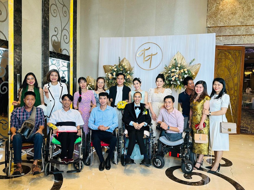 Người đẹp Bến Tre và chàng trai liệt tứ chi làm đám cưới cổ tích, kết trái ngọt tình yêu sau 5 năm bên nhau - Ảnh 3. Người đẹp Bến Tre và chàng trai liệt tứ chi làm đám cưới cổ tích, kết trái ngọt tình yêu sau 5 năm bên nhau - Ảnh 3.